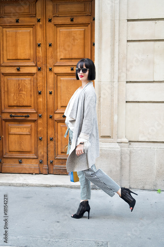 Foto parisian girl in fashionable glasses with bag walk outdoor