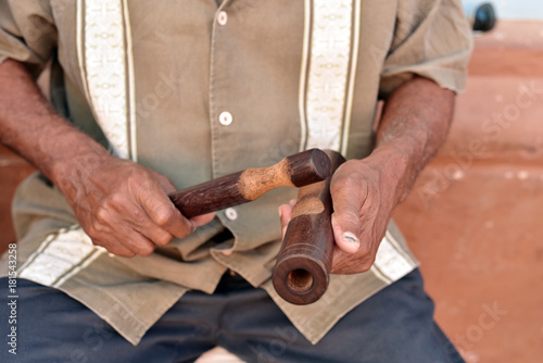 Canvas Print Street musician play a traditional Cuban song on a street in Havana, Cuba