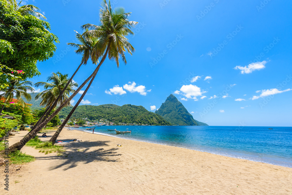 Fototapeta premium Raj plaża przy Soufriere zatoką z widokiem Piton przy miasteczkiem Soufriere w świętym Lucia, Tropikalna wyspa karaibska.