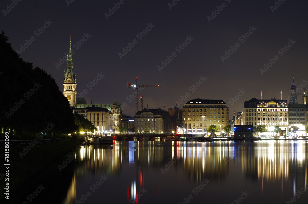 Hamburg Binnenalster bei Nacht mit Alsterhaus und Springbrunnen im Hintergrund