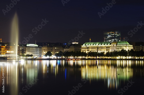 Hamburg Binnenalster bei Nacht mit Alsterhaus und Springbrunnen im Hintergrund