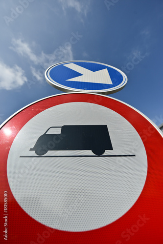 route panneaux signaux routier signalisation conduite routier permis code vitesse mobilite auto voiture camion livraison chauffeur poid lourd circulation