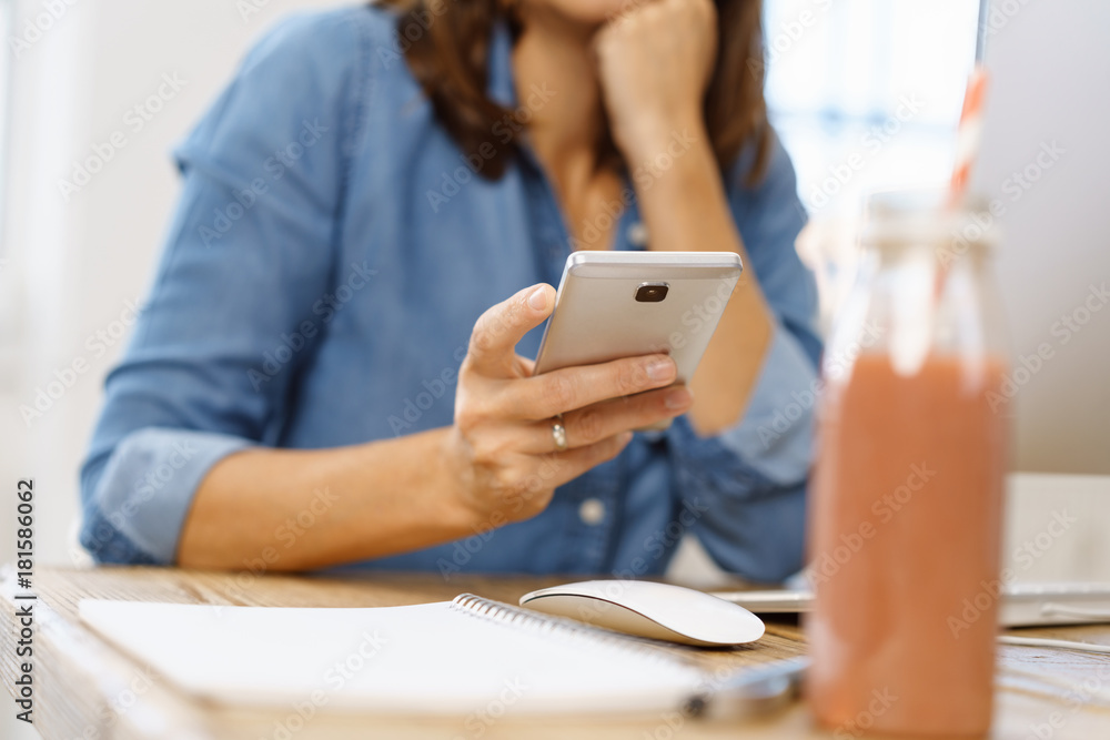 glückliche frau schaut auf ihr handy glückliche frau schaut auf ihr handy