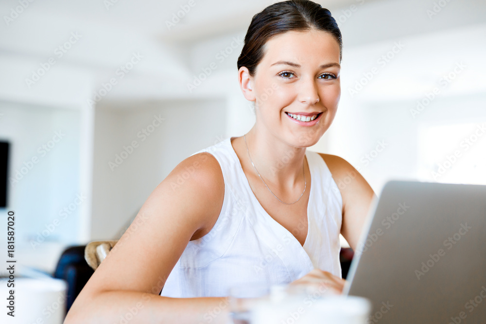 Naklejka premium Young beautiful woman working on her laptop