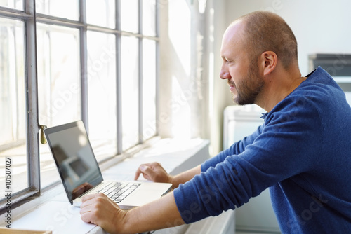 mann mit laptop im büro