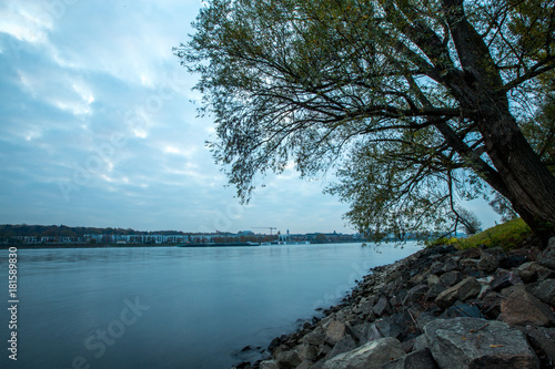 Rheinufer bei Mainz an einem Herbstabend