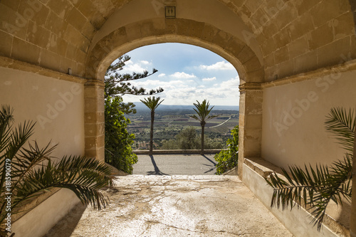 Durchgang zum Kloster Monti-Sion, Santuari de Monti-Sion, Porreres, Balearen, Mallorca, Spanien