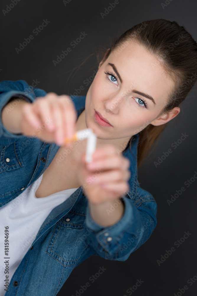 Fototapeta premium girl breaking the cigarette stick