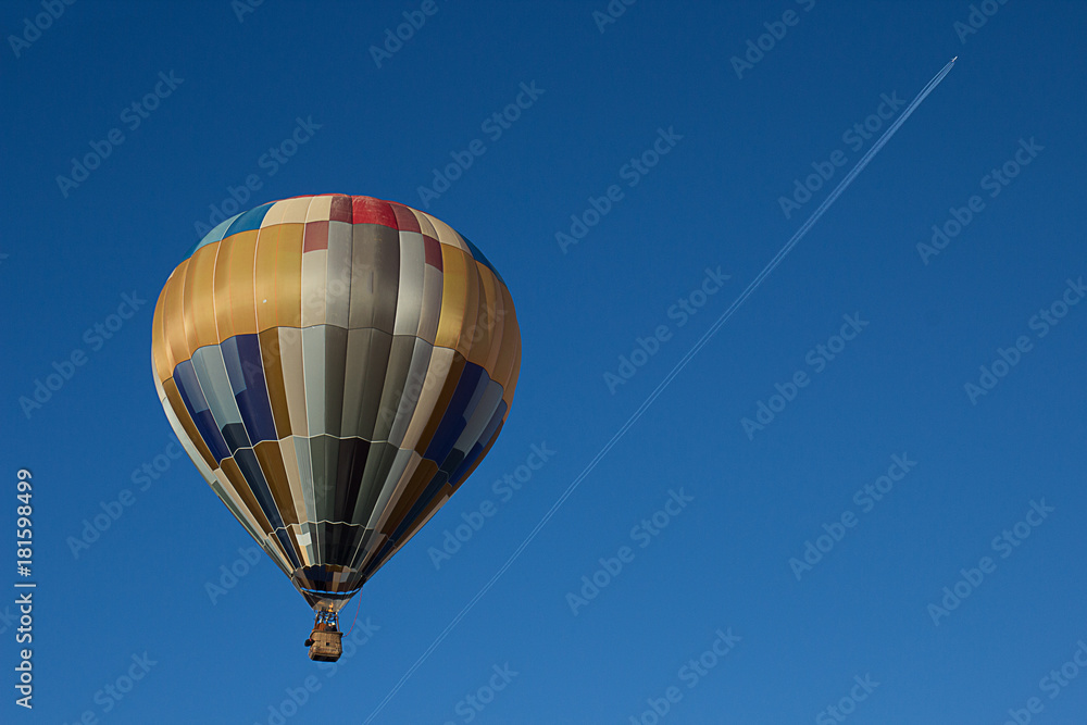 Naklejka premium Balão de Ar Quente e Avião