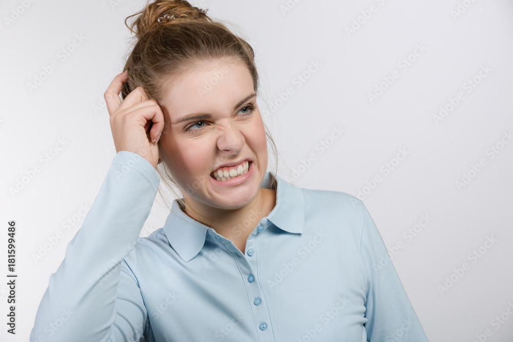 Junge Frau macht ein verwirrtes, nachdenkliches Gesicht Junge Frau macht ein verwirrtes, nachdenkliches Gesicht