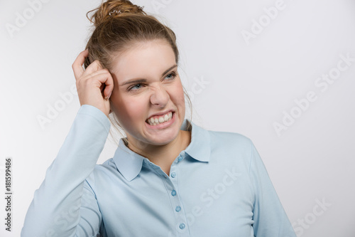 Foto Junge Frau macht ein verwirrtes, nachdenkliches Gesicht