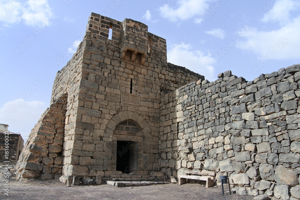Der Eingang des jordanischen Wüstenschloss Qasr al-Azraq Der Eingang des jordanischen Wüstenschloss Qasr al-Azraq