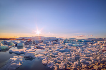 Plexiglas schilderij Gletsjers Smeltende gletsjer aan bergmeer IJsland  © Ann Stryzhekin