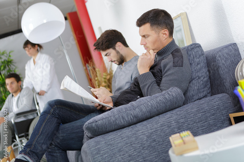 Fotografija men in the hospital waiting room