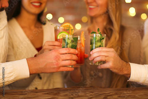 Young men and women drinking cocktail at party Fototapeta