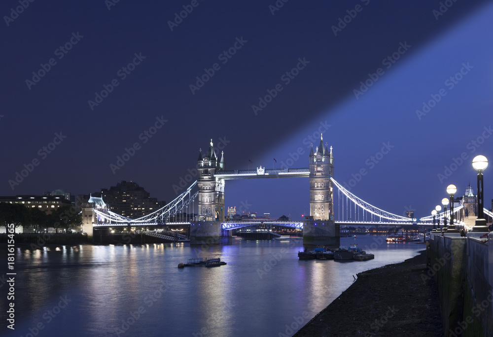 Obraz premium London Tower Bridge twilight transition