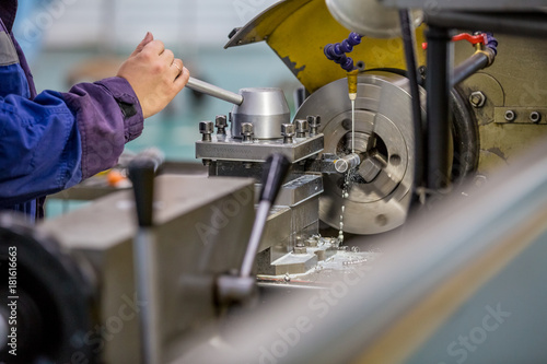Fotografia metal lathe works and turner's hands