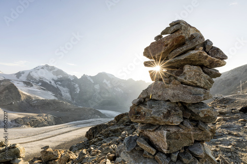 Cairn with sunray in the alps with glacier in the background, Diavolezza, Engandin, Switzerland © Fredy Thürig