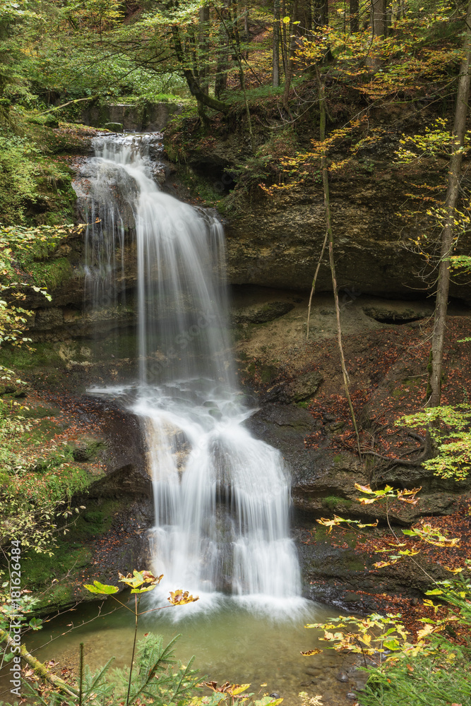 Obraz premium Looking at the two stages of the Hasenreuter waterfall in the forest near Scheidegg