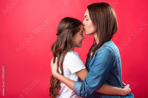 Φωτογραφία Mother kissing daughter in forehead
