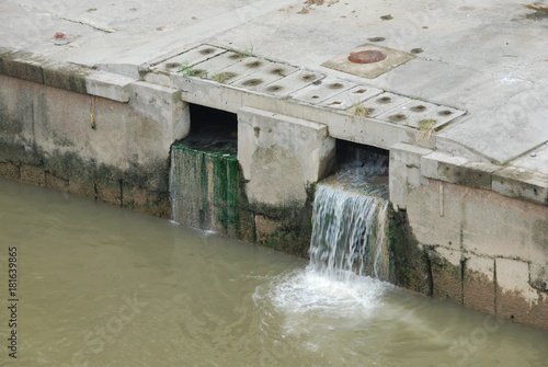 Obraz na plátně Eau des égouts se versant dans la rivière