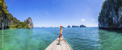 Panorama von den Inseln bei Ko Hong im Bezirk Krabi fotografiert von einem Ausflugsboot mit Bug mittig im Bild tagsüber bei klarem blauem Himmel und türkisfarbenem Wasser in Thailand im November 2013