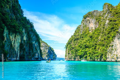 Obraz na płótnie Boat in MAYA Bay Phi Phi Islands Andaman sea Krabi Thailand. w salonie