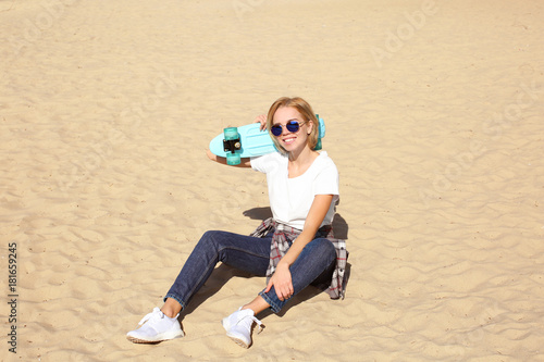 Attractive hipster girl wit...