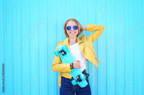 Attractive hipster girl wit...