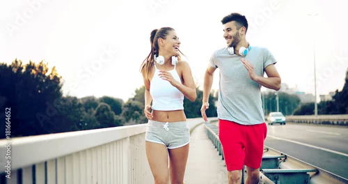 Obraz Sportowa para jogging w naturze