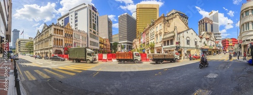 Canvas Print Panoramaaufnahme einer Strasse in Kuala Lumpur tagsüber mit Strassenverkehr foto