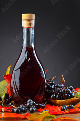 Fototapeta Naklejka Na Ścianę i Meble -  Black chokeberry and bottle with juice .