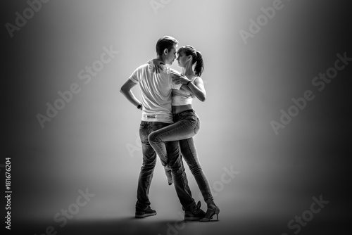 Fototapeta Naklejka Na Ścianę i Meble -  couple dancing social danse