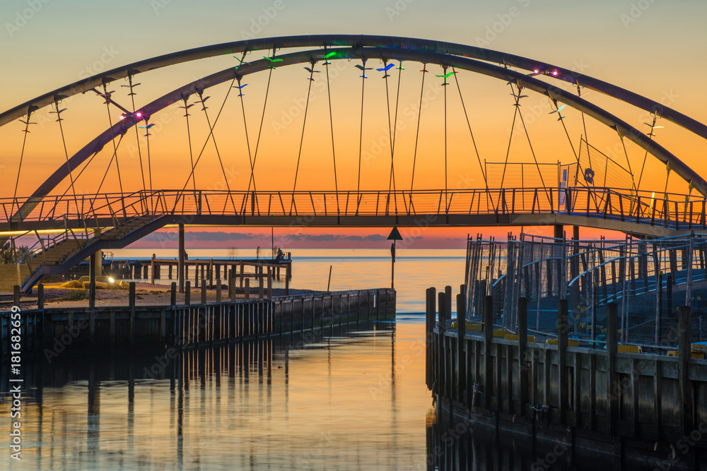 Obraz premium The beautiful sunset over the bridge in Frankston beach one of the suburbs in Melbourne, Australia.