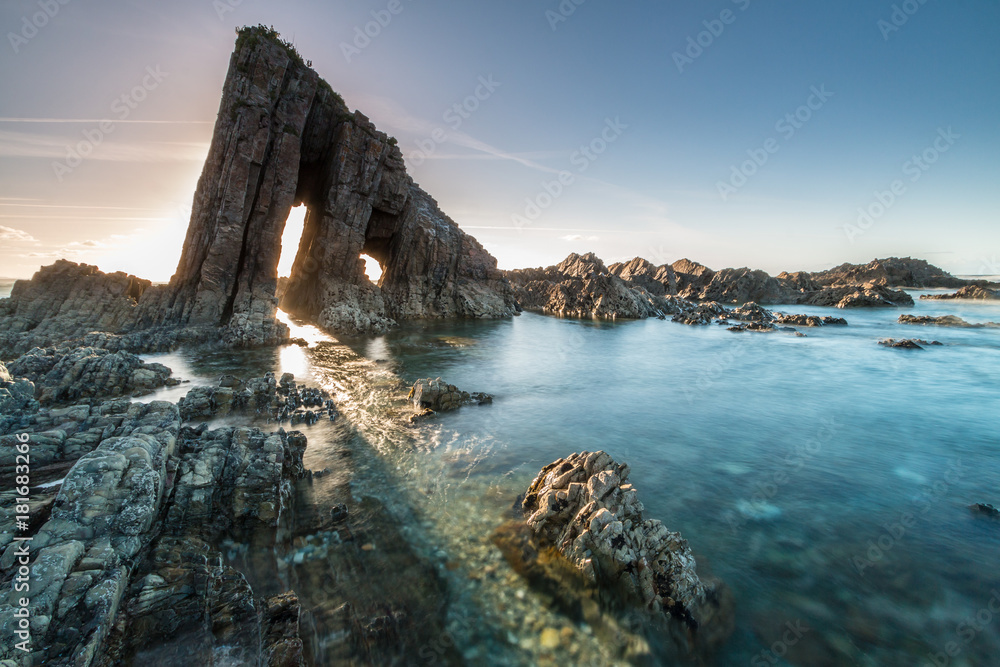 the Esquiton, magical monolith on Asturian coasts through which the sun is filtered at sunset
