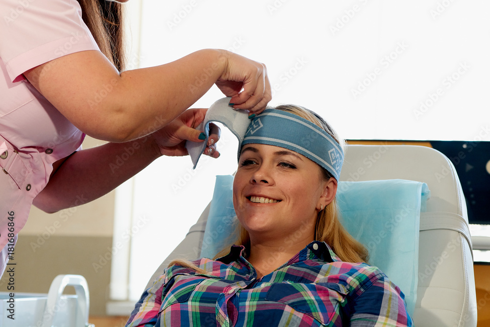Φωτογραφία Female doctor makes a young girl physiotherapy treatment at the clinic