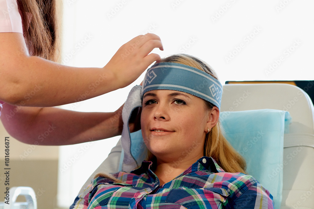 Φωτογραφία Female doctor makes a young girl physiotherapy treatment at the clinic