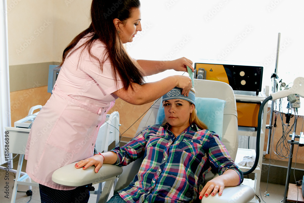 Φωτογραφία Female doctor makes a young girl physiotherapy treatment at the clinic