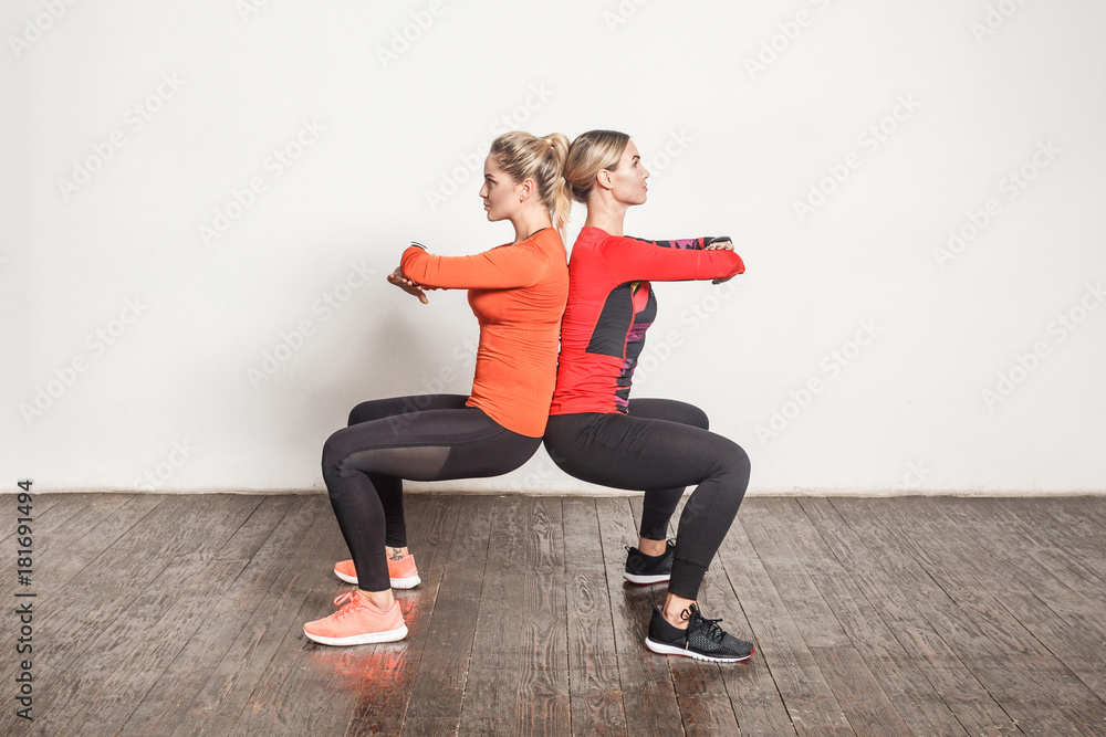 Obraz premium Back to back sit poses. Friends doing pilates exercise