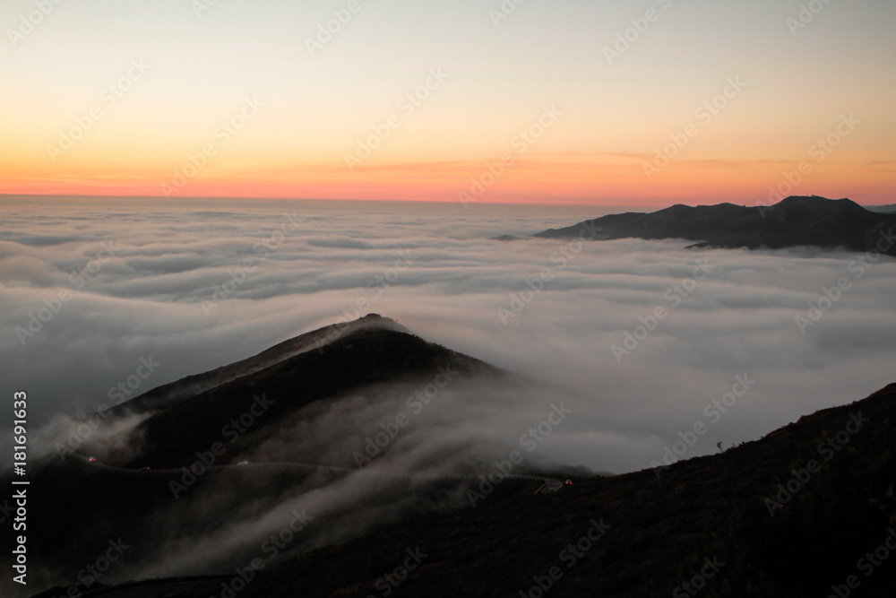 Fototapeta premium Clouds Hanging Over the Hill Outside San Francisco