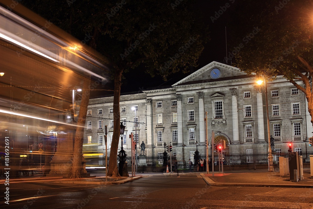 Fototapeta premium Trinity College, Dublin, by night.