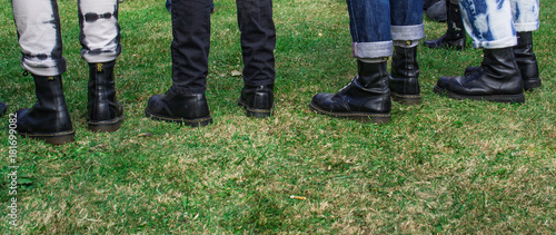 Tableau sur toile Punks standing in a field
