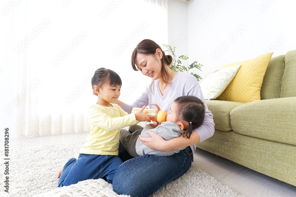 赤ちゃんのいる幸せな家族