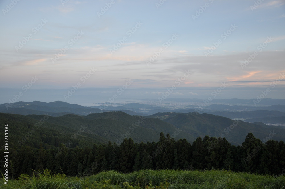 夕暮れの山々　山頂からの眺望　雄大な景色　日の出　日の入り　山脈