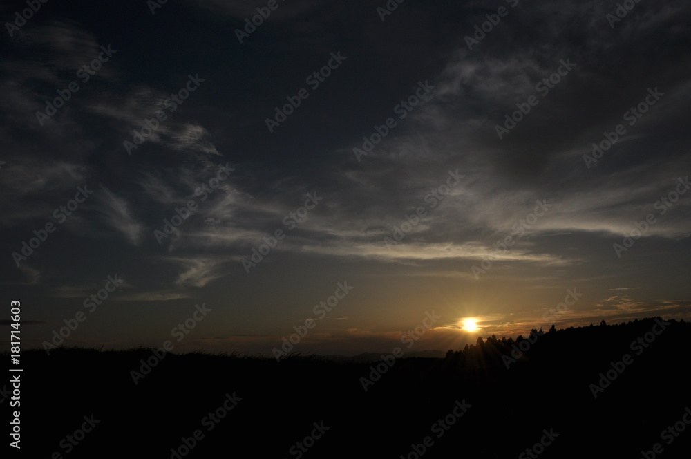 Fototapeta premium 夕暮れの山々 山頂からの眺望 雄大な景色 日の出 日の入り 山脈