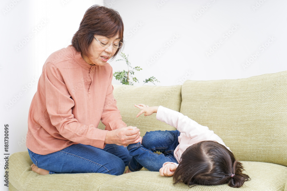 Fototapeta premium おばあちゃんと家で遊ぶ子供