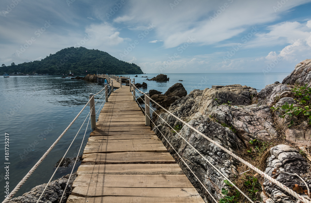 Obraz premium Scenic view of a long wooden bridge leading to the sea, Chanthaburi, Thailand.