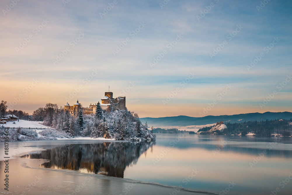 Naklejka premium Beautiful view of Niedzica Castle during a frosty evening, Poland