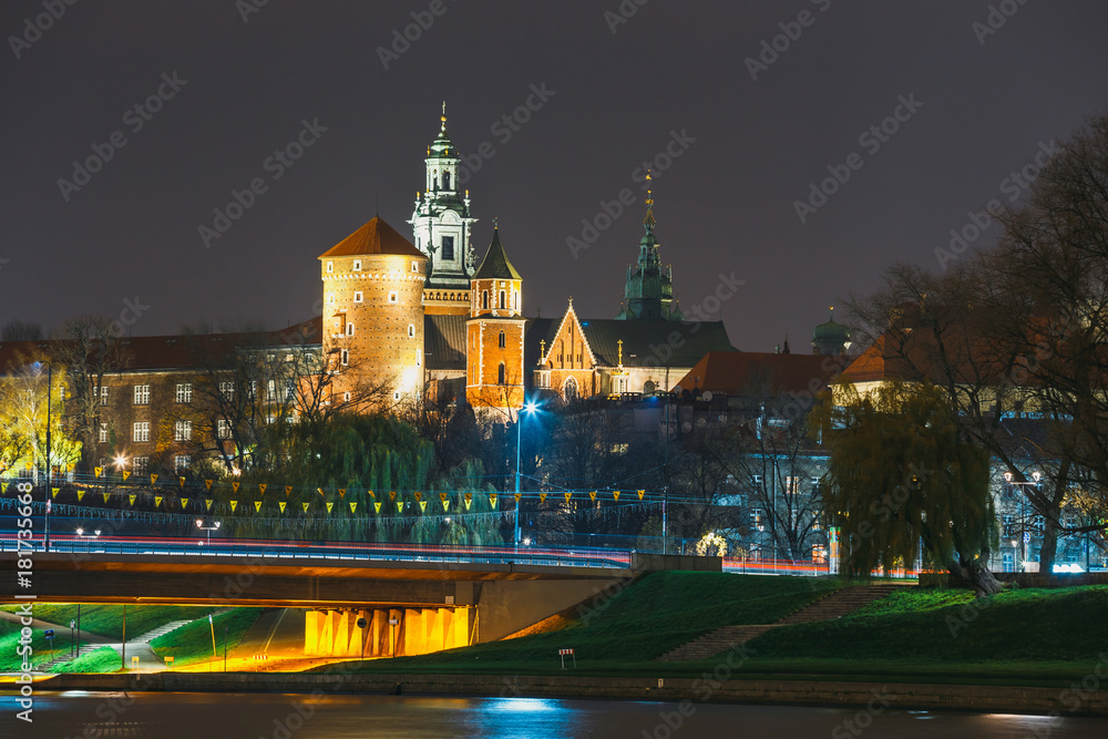 Obraz premium Night view of Wawel Castle in Cracow, Poland