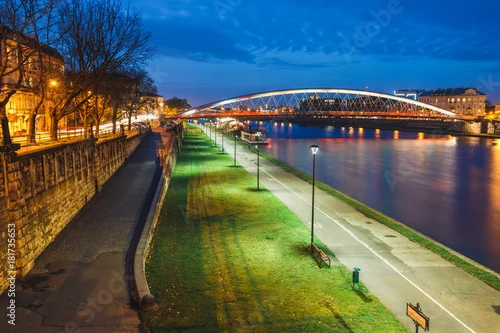 Fototapeta Kładka Bernatka nad Wisłą w nocy w Krakowie, Polska